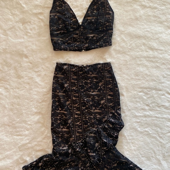 Woman's Lace Skirt Set - Picture 4 of 6